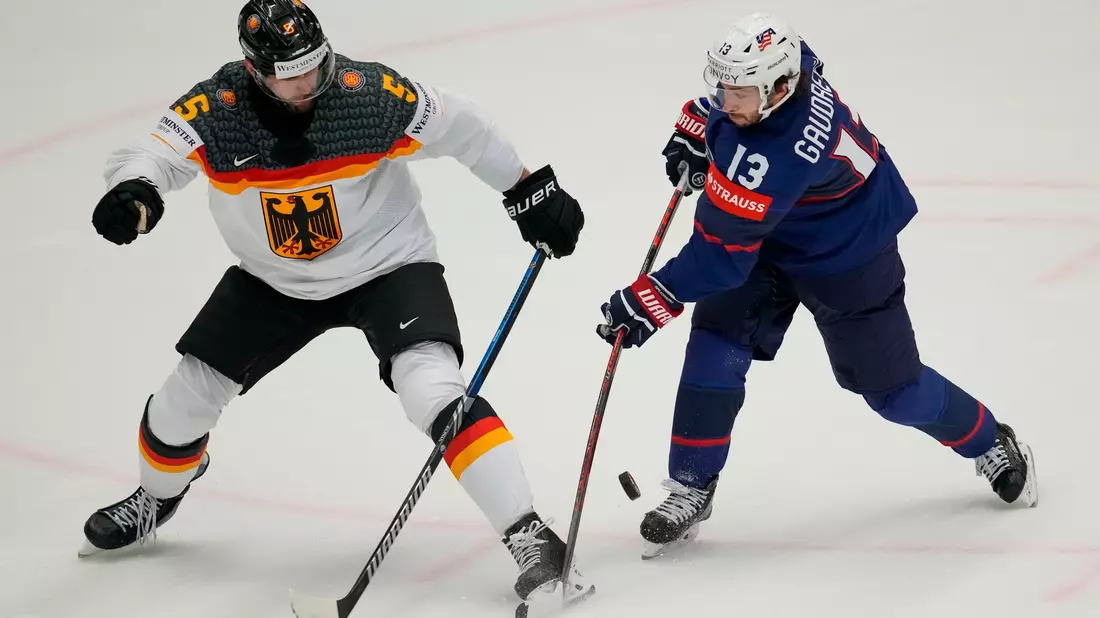 Bei der WM in Tschechien gelang Gaudreau ein Tor beim 6:1-Sieg der USA gegen Deutschland. - Bild: Darko Vojinovic/AP/dpa