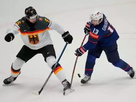 Bei der WM in Tschechien gelang Gaudreau ein Tor beim 6:1-Sieg der USA gegen Deutschland. - Foto: Darko Vojinovic/AP/dpa