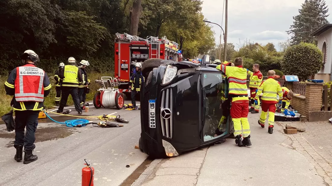 FW-DO: PKW touchiert Baum und bleibt auf der Seite liegen - Fahrerin im Fahrzeug eingeschlossen - Bild: presseportal.de