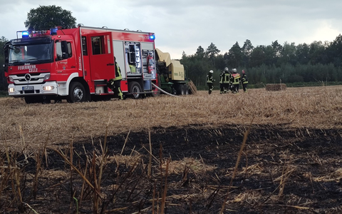 FW Celle: Brennt Quarderballenpresse in Altenhagen - Foto: presseportal.de