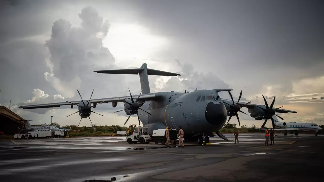 Die Bundeswehr hat ihren Einsatz im westafrikanischen Niger beendet und den Lufttransportstützpunkt in Niamey geräumt. Ein Militärflugzeug mit den letzten verbliebenen deutschen Soldaten ist am Freitagabend auf dem Fliegerhorst im niedersächsischen Wunstorf gelandet. - Bild: Arne Immanuel Bänsch/dpa