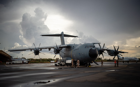 Die Bundeswehr hat ihren Einsatz im westafrikanischen Niger beendet und den Lufttransportstützpunkt in Niamey geräumt. Ein Militärflugzeug mit den letzten verbliebenen deutschen Soldaten ist am Freitagabend auf dem Fliegerhorst im niedersächsischen Wunstorf gelandet. - Foto: Arne Immanuel Bänsch/dpa