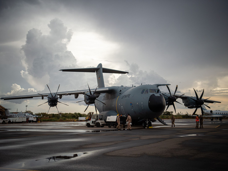 Die Bundeswehr hat ihren Einsatz im westafrikanischen Niger beendet und den Lufttransportstützpunkt in Niamey geräumt. Ein Militärflugzeug mit den letzten verbliebenen deutschen Soldaten ist am Freitagabend auf dem Fliegerhorst im niedersächsischen Wunstorf gelandet. - Foto: Arne Immanuel Bänsch/dpa