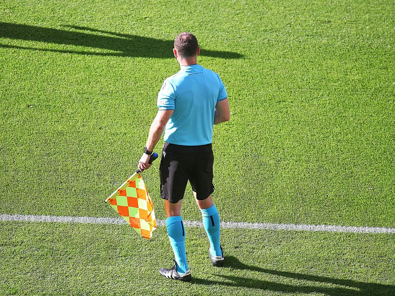Linienrichter mit Fahne (Archiv) - Foto: über dts Nachrichtenagentur