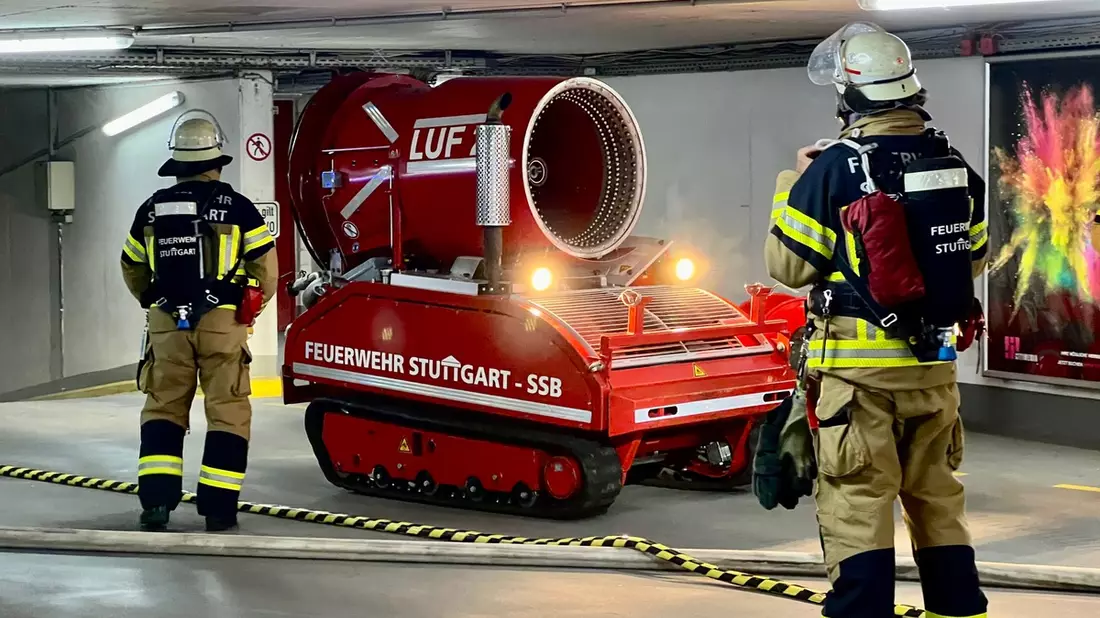 FW Stuttgart: Brennende PKW in SI-Veranstaltungszentrum führen zu starker Rauchentwicklung - Bild: presseportal.de