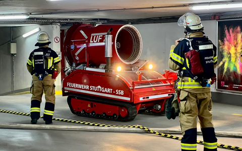 FW Stuttgart: Brennende PKW in SI-Veranstaltungszentrum führen zu starker Rauchentwicklung - Foto: presseportal.de