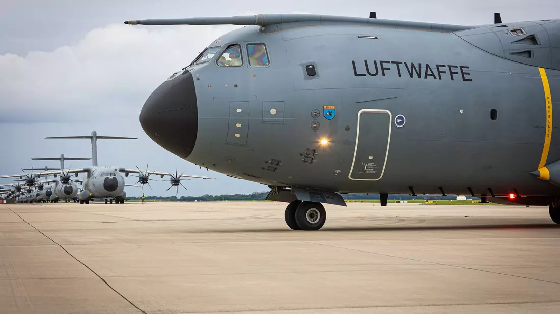 Ein Transportflugzeug brachte die letzten Bundeswehr-Soldaten aus dem westafrikanischen Niger nach Deutschland zurück.  - Bild: Moritz Frankenberg/dpa
