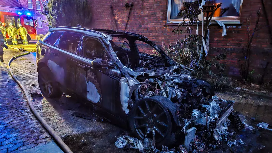 FW Lehrte: Hybrid-SUV in Vollbrand - ehrenamtliche Einsatzkräfte verhindern schlimmeres und schützen Haus vor den Flammen. - Bild: presseportal.de