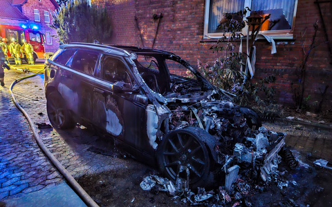 FW Lehrte: Hybrid-SUV in Vollbrand - ehrenamtliche Einsatzkräfte verhindern schlimmeres und schützen Haus vor den Flammen. - Foto: presseportal.de