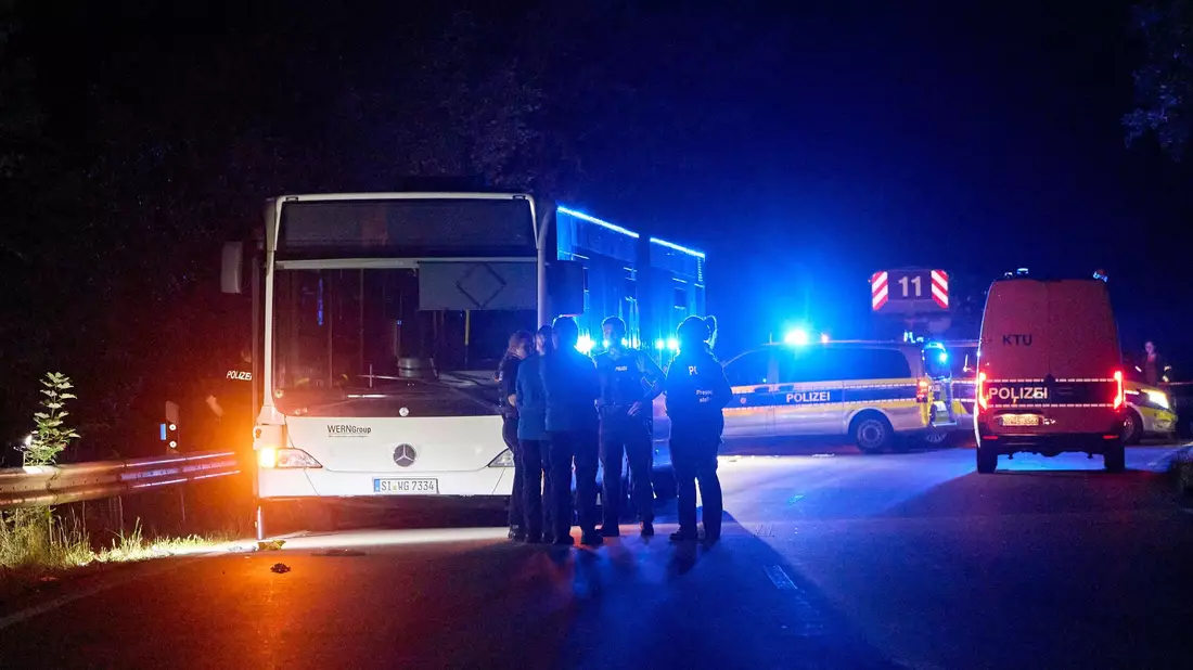 Einsatz in Siegen: Eine Frau verletzt fünf Menschen in einem Bus. - Bild: Sascha Ditscher/dpa