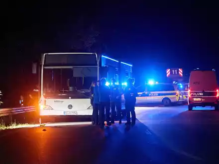 Einsatz in Siegen: Eine Frau verletzt Menschen in einem Bus. - Foto: Sascha Ditscher/dpa