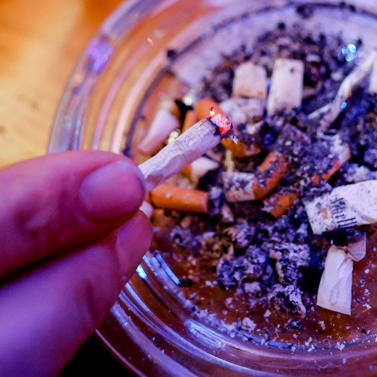 Besser spät als nie: Laut einer Studie profitieren auch Herzkranke vom Rauchstopp. (Archivbild) - Foto: Axel Heimken/dpa/dpa-tmn