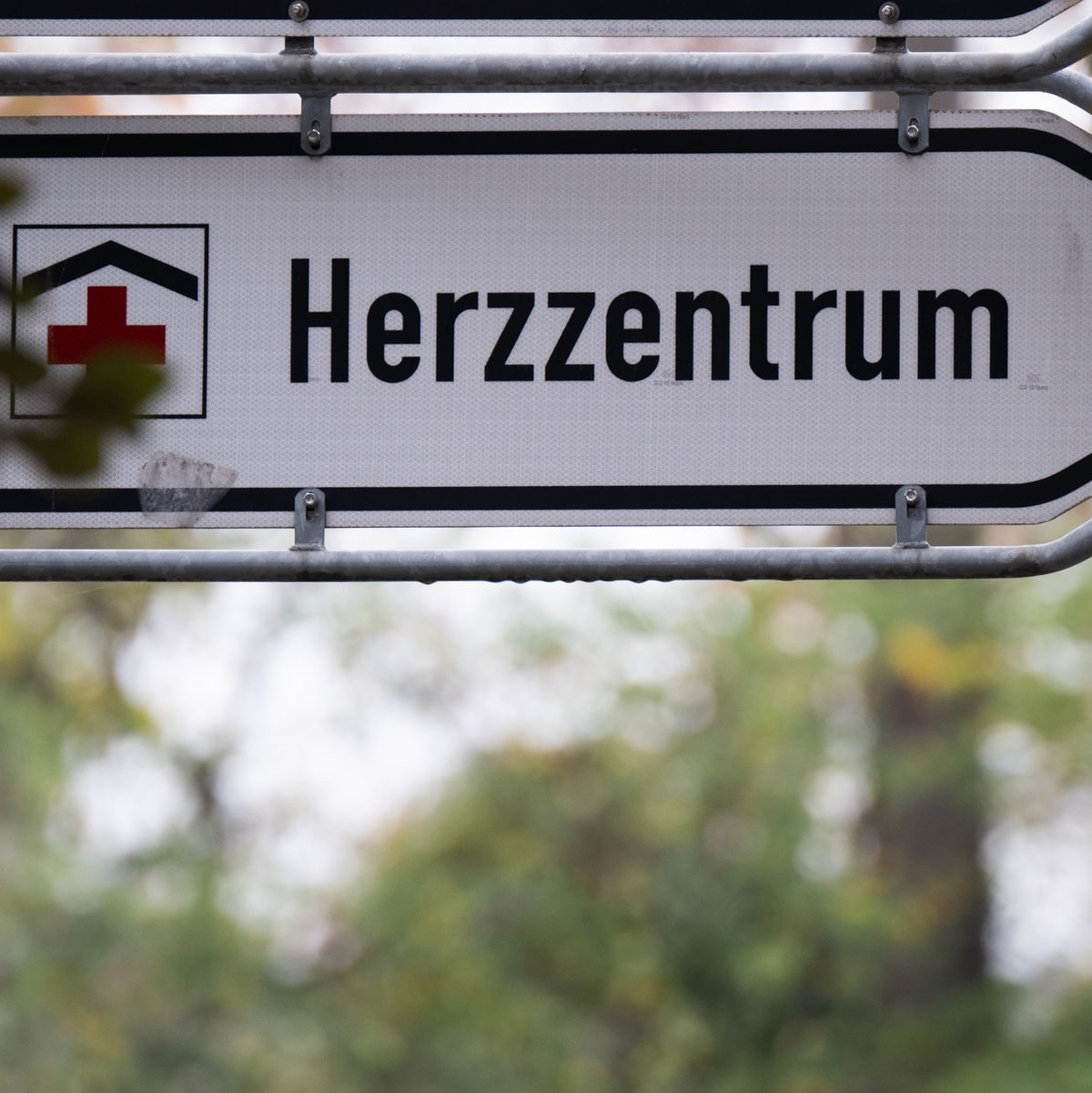 Nach einem Herzinfarkt bleiben langfristige Schäden zurück. (Archivbild) - Foto: Robert Michael/dpa