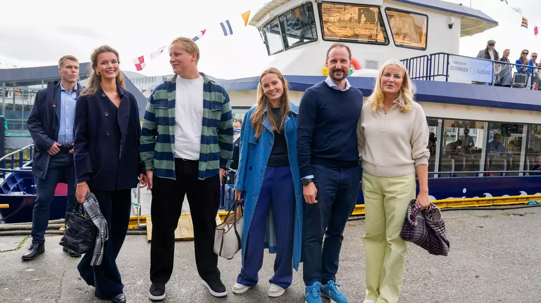 Norwegens Prinzessin Märtha Louise und Durek Verret kamen am Freitag in Alesund an den Booten an, die sie nach Geiranger bringen sollten, wo ihre Hochzeitsfeier geplant ist. - Bild: Heiko Junge/NTB/AP/dpa