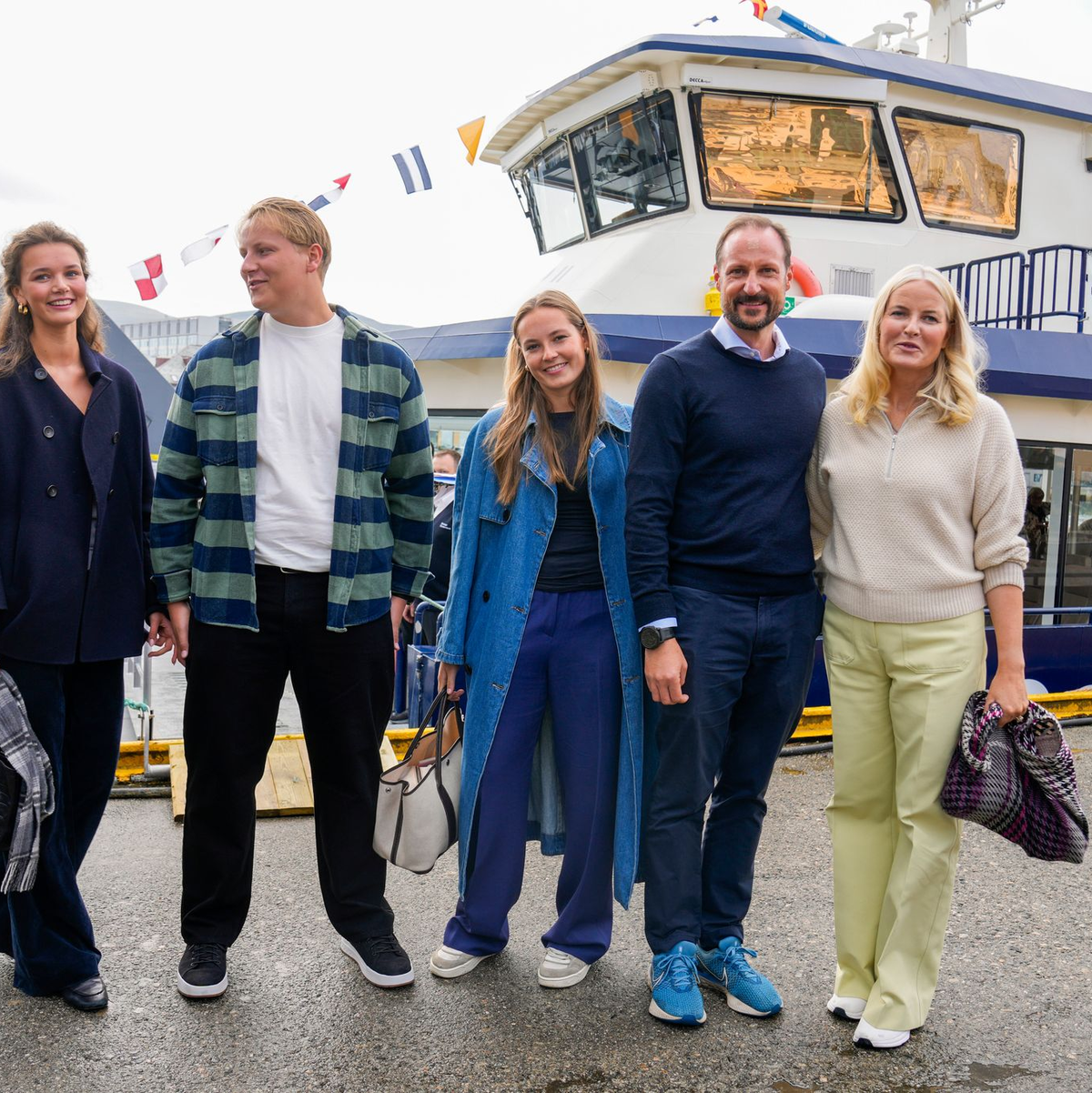 Norwegens Prinzessin Märtha Louise und Durek Verret kamen am Freitag in Alesund an den Booten an, die sie nach Geiranger bringen sollten, wo ihre Hochzeitsfeier geplant ist. - Foto: Heiko Junge/NTB/AP/dpa