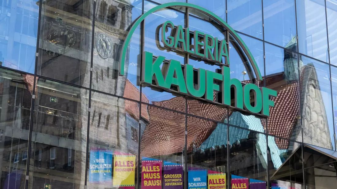 Im Zuge des Insolvenzverfahrens musste auch die Filiale in Chemnitz schließen. (Archivbild) - Bild: Hendrik Schmidt/dpa