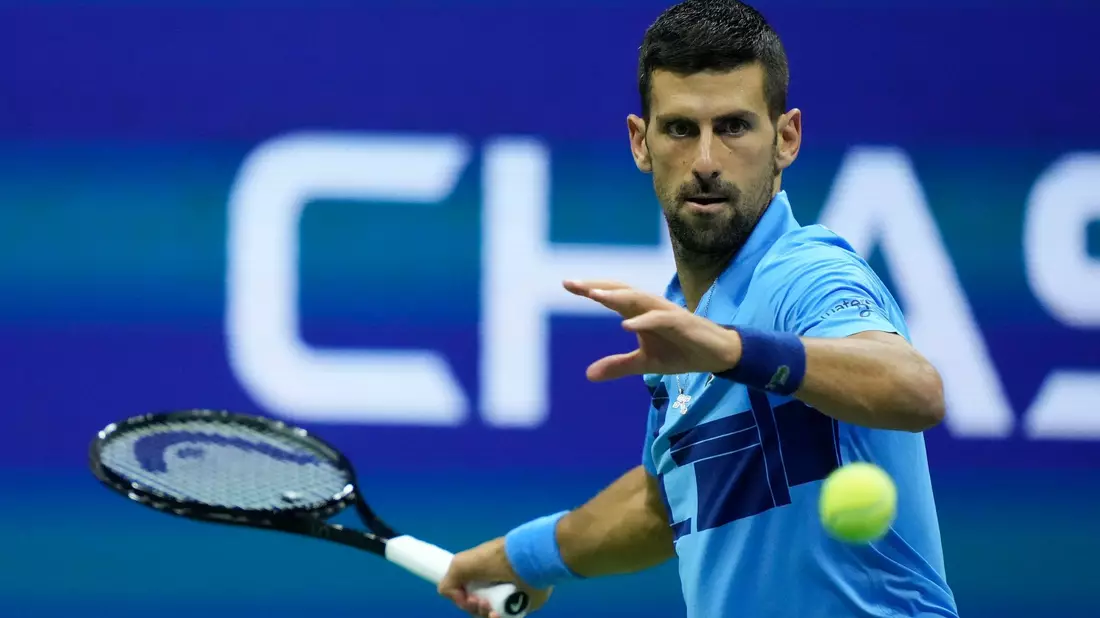 Nach dem Olympia-Triumph trug Novak Djokovic in New York goldene Tennistaschen. - Bild: Julia Nikhinson/AP/dpa