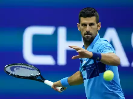 Nach dem Olympia-Triumph trug Novak Djokovic in New York goldene Tennistaschen. - Foto: Julia Nikhinson/AP/dpa
