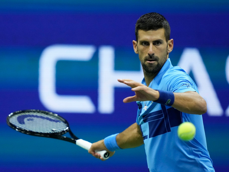 Nach dem Olympia-Triumph trug Novak Djokovic in New York goldene Tennistaschen. - Foto: Julia Nikhinson/AP/dpa