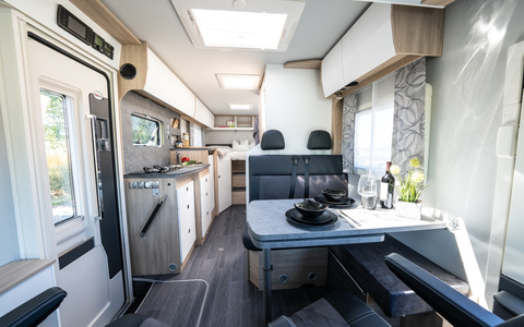 Neu: Integrierter FRANKIA NEO BLACK LINE - live auf dem Caravan Salon - Foto: presseportal.de