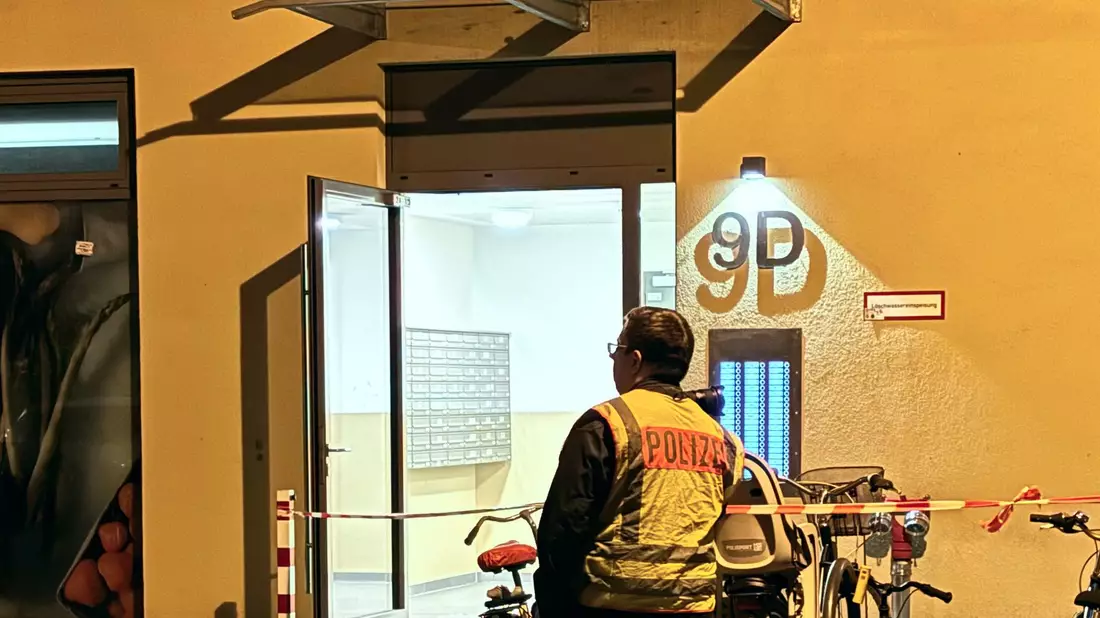 Die 28-Jährige wurde mit lebensgefährlichen Verletzungen im Hausflur gefunden. - Bild: Dominik Totaro/dpa