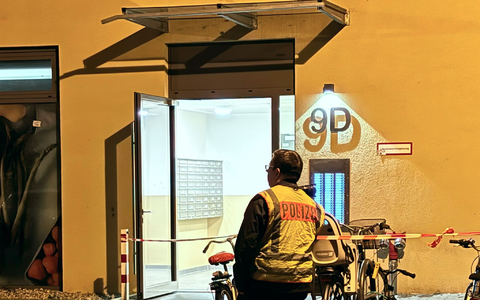 Die 28-Jährige wurde mit lebensgefährlichen Verletzungen im Hausflur gefunden. - Foto: Dominik Totaro/dpa