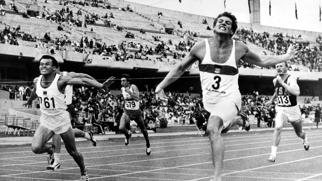 Kurt Bendlin läuft beim olympischen Zehnkampf 1968 über die Ziellinie. - Bild: picture-alliance/ dpa