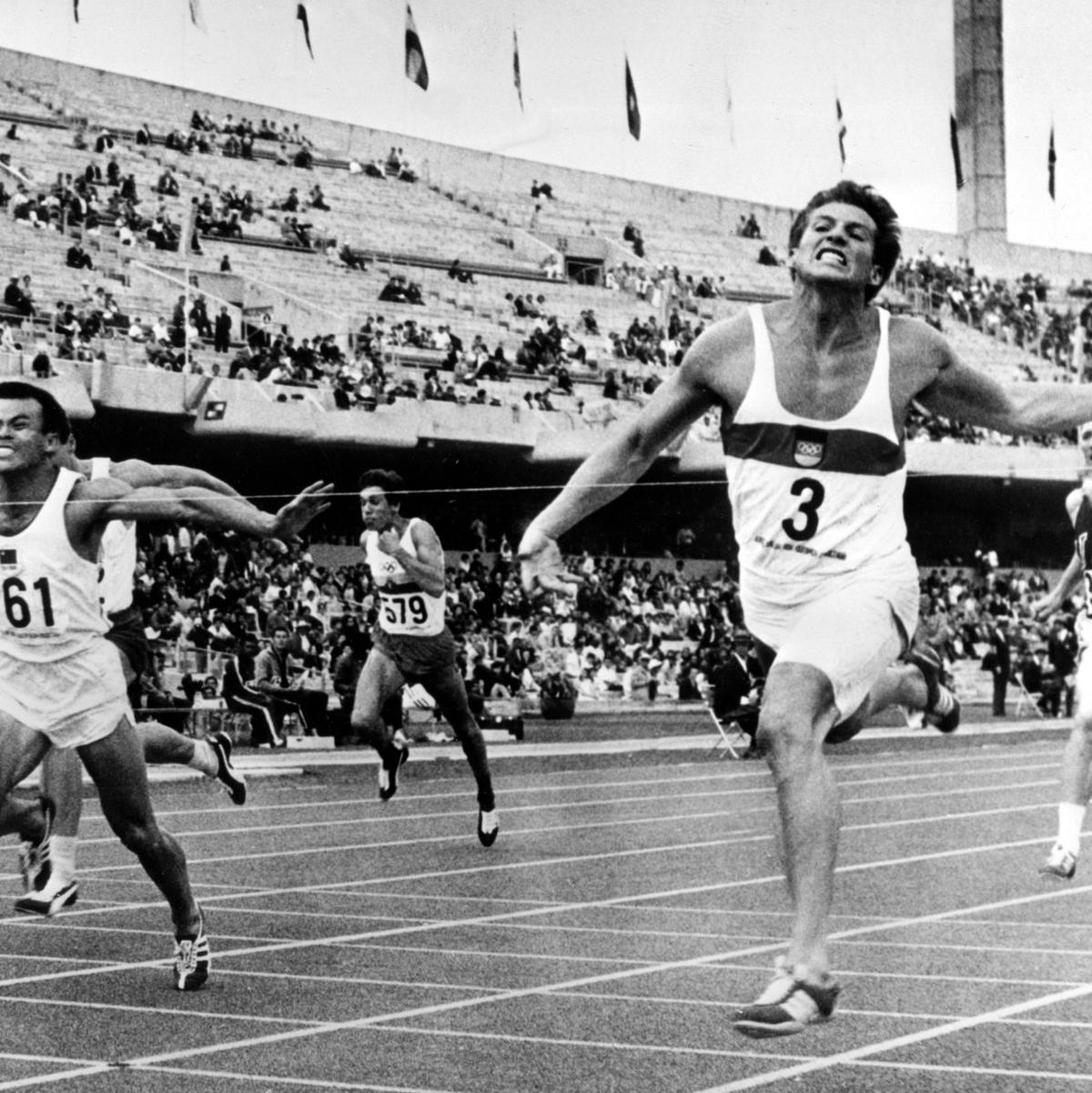 Kurt Bendlin läuft beim olympischen Zehnkampf 1968 über die Ziellinie. - Foto: picture-alliance/ dpa