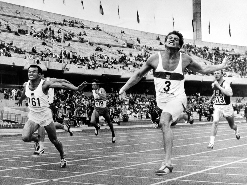 Kurt Bendlin läuft beim olympischen Zehnkampf 1968 über die Ziellinie. - Foto: picture-alliance/ dpa