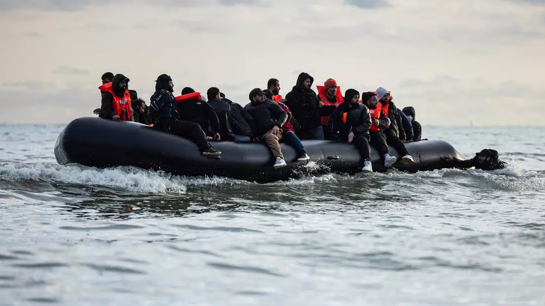 Nach wie vor versuchen viele Migranten über den Ärmelkanal nach Großbritannien zu gelangen. (Archivbild). - Bild: Sameer Al-Doumy/AFP/dpa