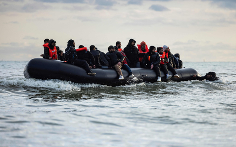 Nach wie vor versuchen viele Migranten über den Ärmelkanal nach Großbritannien zu gelangen. (Archivbild). - Foto: Sameer Al-Doumy/AFP/dpa