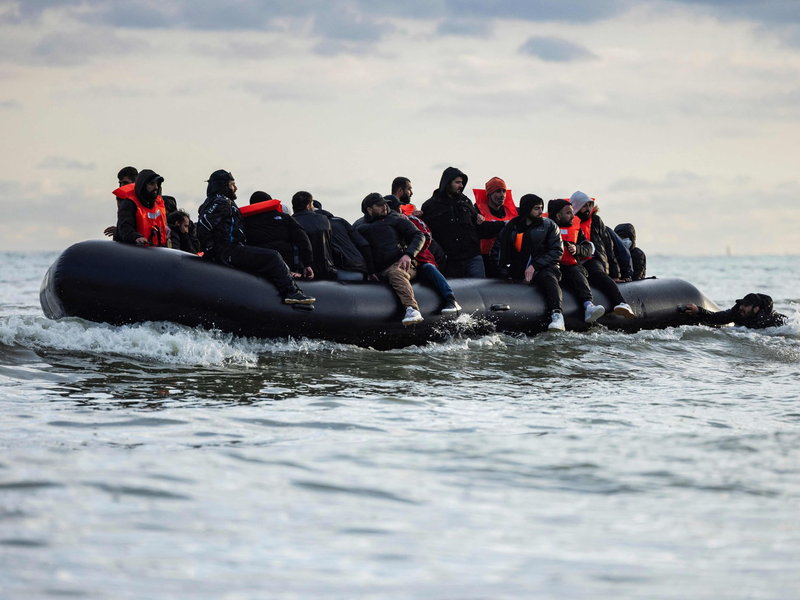 Nach wie vor versuchen viele Migranten über den Ärmelkanal nach Großbritannien zu gelangen. (Archivbild). - Foto: Sameer Al-Doumy/AFP/dpa