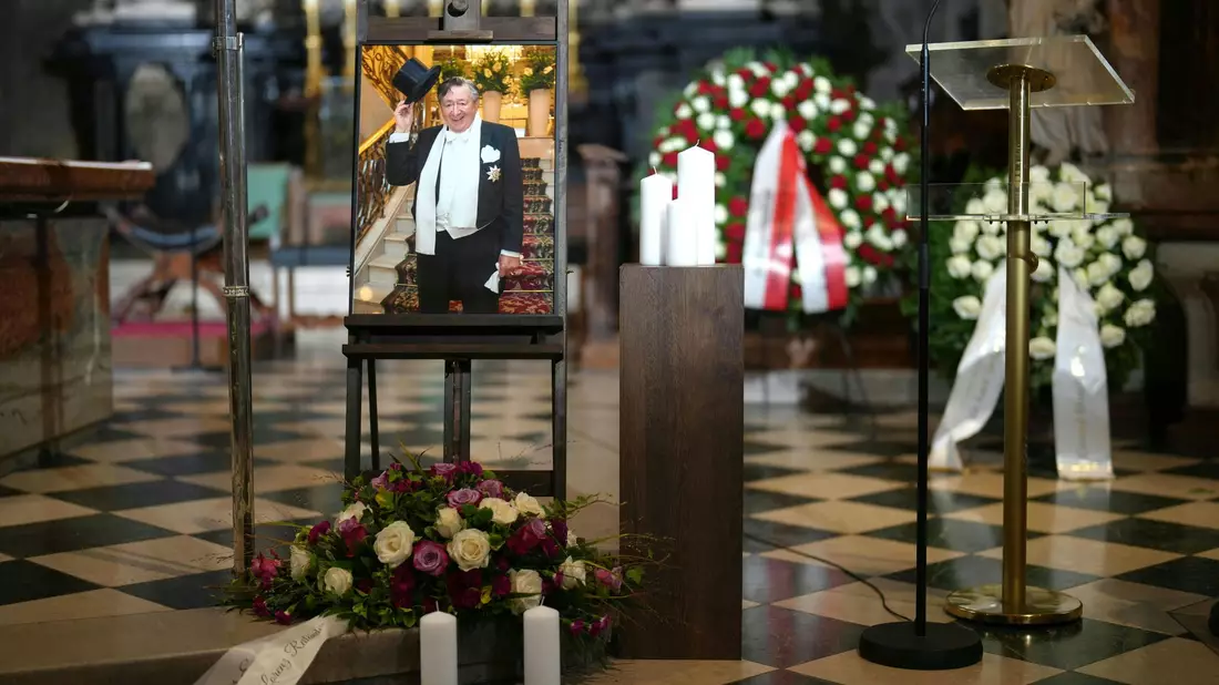 Witwe Simone (42) war beim Einzug des Sarges in den Stephansdom nicht dabei. - Bild: Georg Hochmuth/APA/dpa