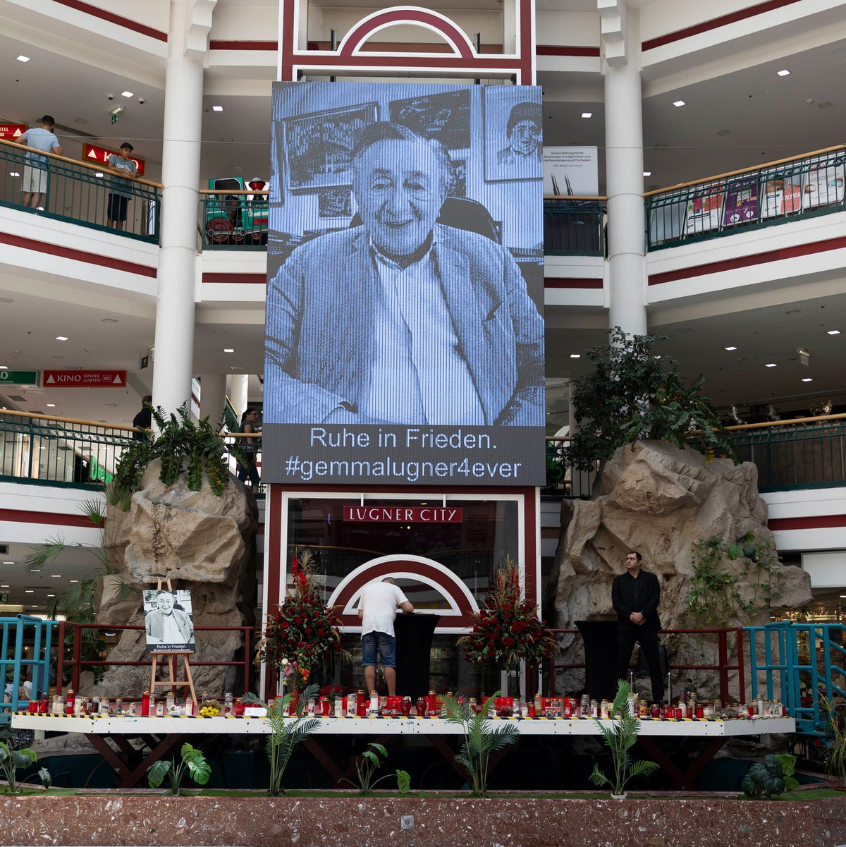 Im Lugner-Shoppingcenter war auch eine Gedenkstätte eingerichtet. (Archivbild) - Foto: Tanja Ungerböck/APA/dpa