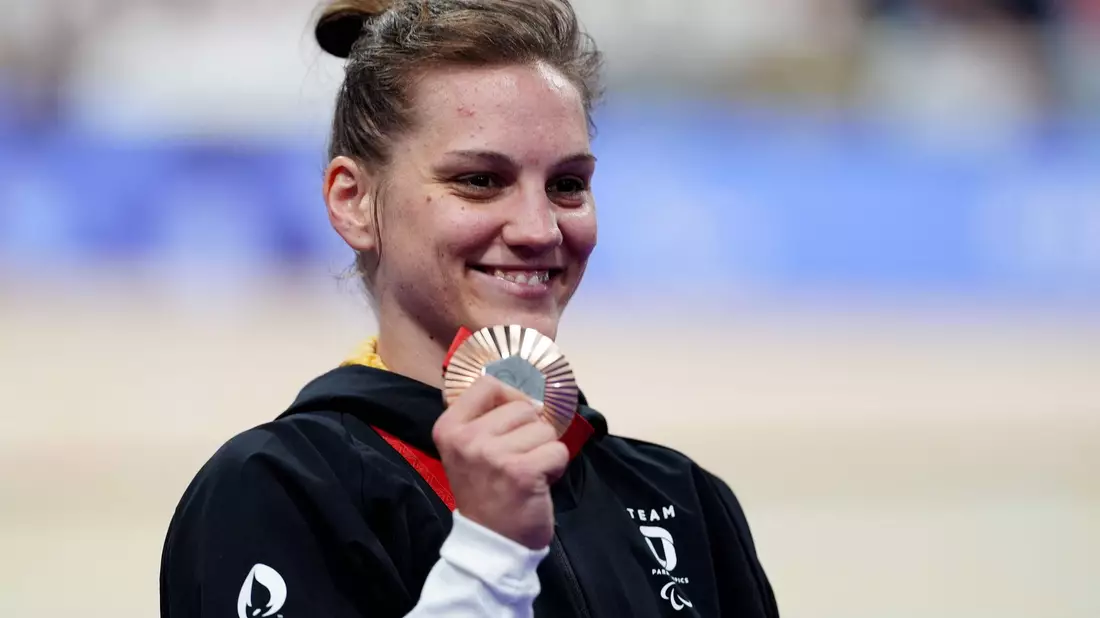 Maike Hausberger gewinnt Paralympics-Gold beim Einzelzeitfahren auf der Straße. - Bild: Dimitar Dilkoff/AFP/dpa