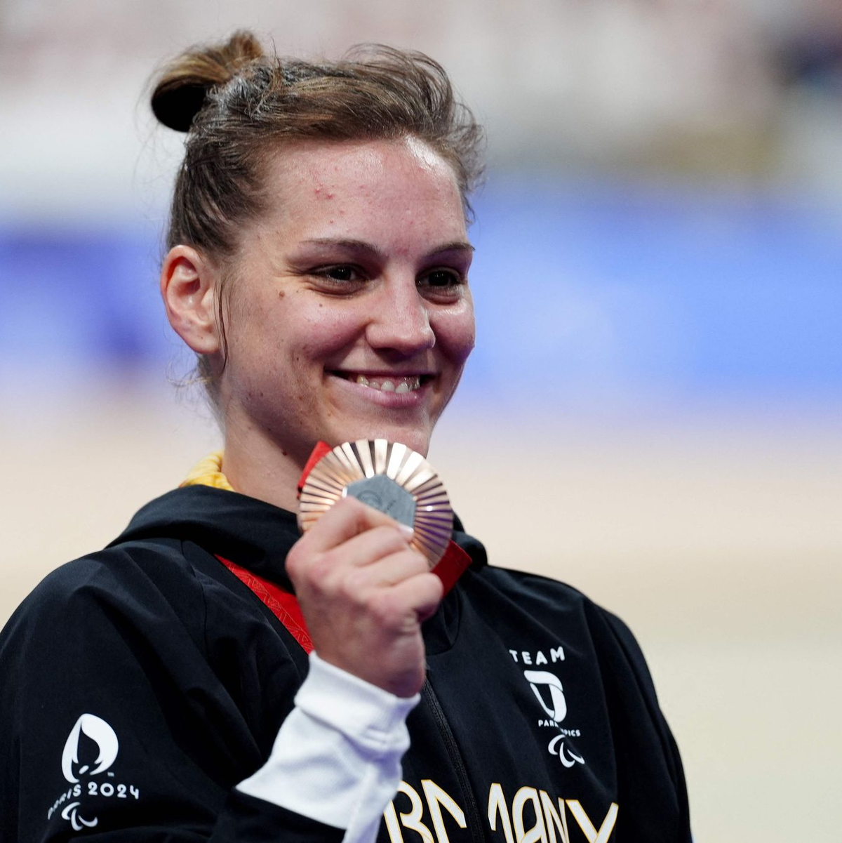Bahnrad-Fahrerin Maike Hausberger freut sich über Paralympics-Bronze. - Foto: Dimitar Dilkoff/AFP/dpa