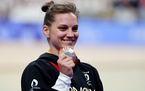 Maike Hausberger gewinnt Paralympics-Gold beim Einzelzeitfahren auf der Straße. - Foto: Dimitar Dilkoff/AFP/dpa