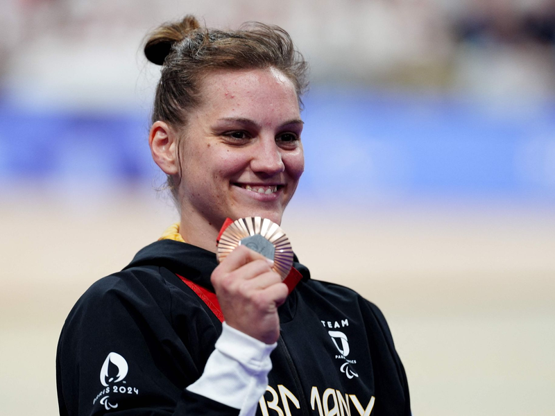 Maike Hausberger gewinnt Paralympics-Gold beim Einzelzeitfahren auf der Straße. - Foto: Dimitar Dilkoff/AFP/dpa