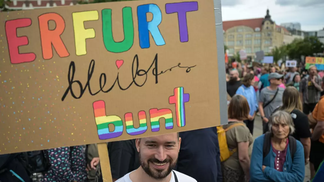 In Erfurt haben mehrere tausend Menschen gegen die AfD-Kundgebung protestiert. - Bild: Hannes P Albert/dpa