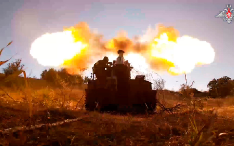 Russische Artillerie beschießt ukrainische Stellungen (Archivbild - Foto: -/Russian Defense Ministry Press Service/dpa