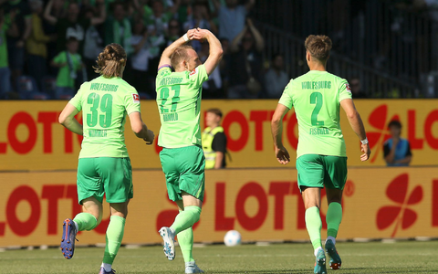 Kiels Shuto Machino (l) und Wolfsburgs Kilian Fischer kämpfen um den Ball. - Foto: Claus Bergmann/dpa Kiels Shuto Machino (l) und Wolfsburgs Kilian Fischer kämpfen um den Ball. - Foto: Claus Bergmann/dpa