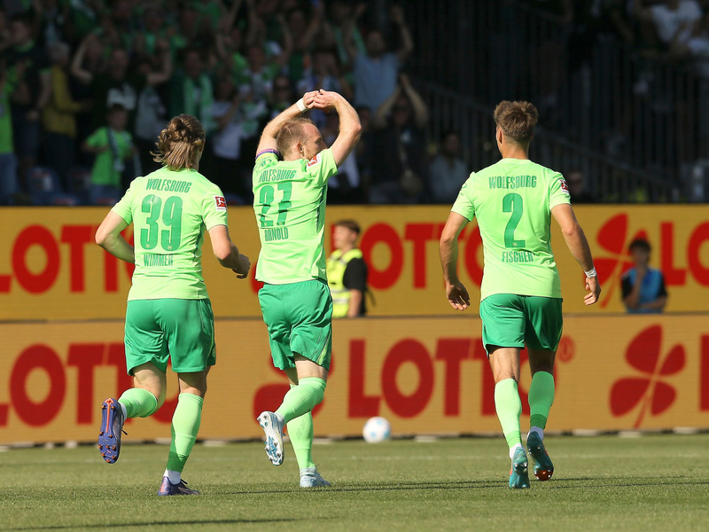Kiels Shuto Machino (l) und Wolfsburgs Kilian Fischer kämpfen um den Ball. - Foto: Claus Bergmann/dpa
