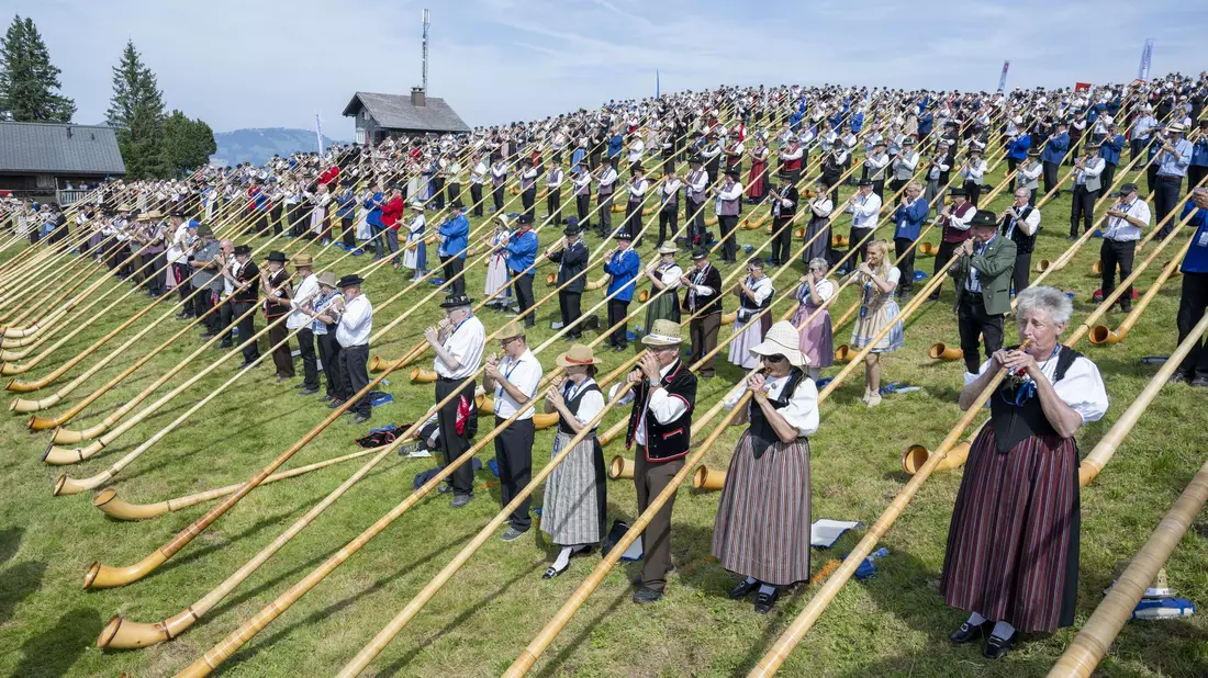Viele der Bläserinnen und Bläser waren in traditionellen Kostümen gekommen.  - Bild: Urs Flueeler/KEYSTONE/dpa