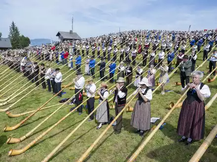 Viele der Bläserinnen und Bläser waren in traditionellen Kostümen gekommen.  - Foto: Urs Flueeler/KEYSTONE/dpa