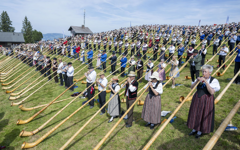 Viele der Bläserinnen und Bläser waren in traditionellen Kostümen gekommen.  - Foto: Urs Flueeler/KEYSTONE/dpa