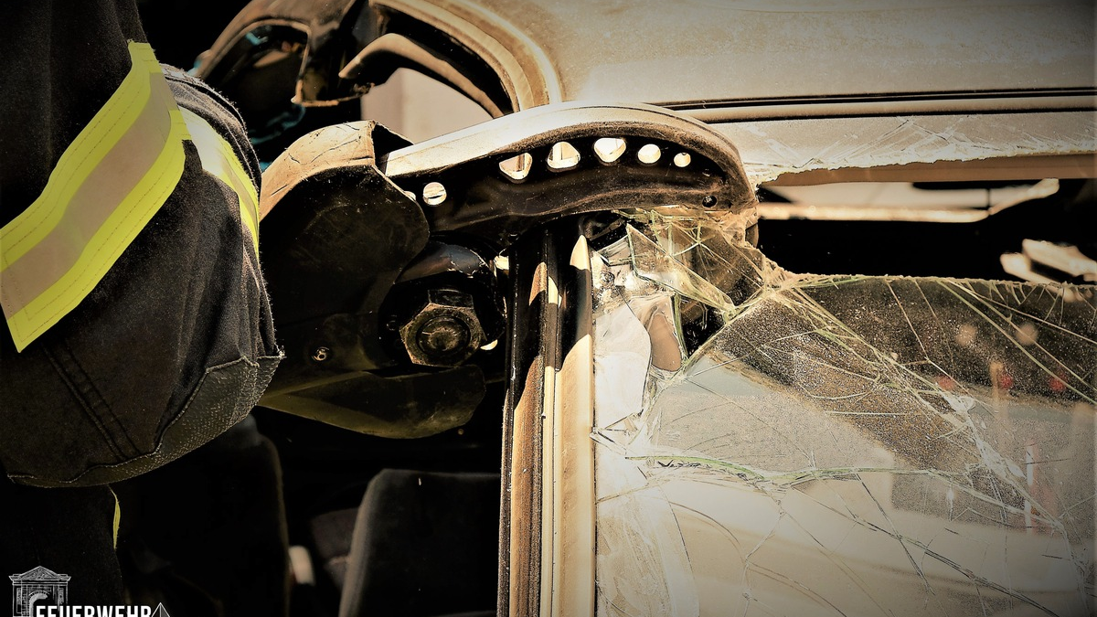 FW Frankenthal: Drei Verletzte bei Verkehrsunfall auf der L 523 zwischen Frankenthal und Bobenheim-Roxheim - Foto: presseportal.de