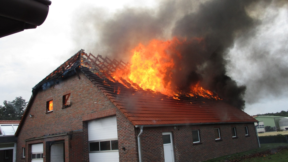 POL-OL: +++Pressemitteilung des Polizeikommissariates Bad Zwischenahn: Altes Hofgebäude mit Werkstatt in Edewecht-Portsloge brennt völlig ab+++ - Foto: presseportal.de