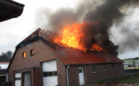 POL-OL: +++Pressemitteilung des Polizeikommissariates Bad Zwischenahn: Altes Hofgebäude mit Werkstatt in Edewecht-Portsloge brennt völlig ab+++ - Foto: presseportal.de