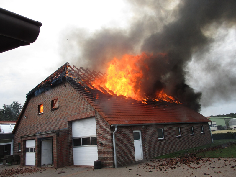 POL-OL: +++Pressemitteilung des Polizeikommissariates Bad Zwischenahn: Altes Hofgebäude mit Werkstatt in Edewecht-Portsloge brennt völlig ab+++ - Foto: presseportal.de