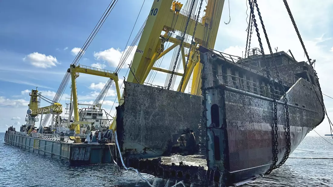 Ein Schwimmkran hat am Freitag das Heck der «Verity» geborgen. - Bild: MARINE CONSULTANTS GmbH/WSV/dpa